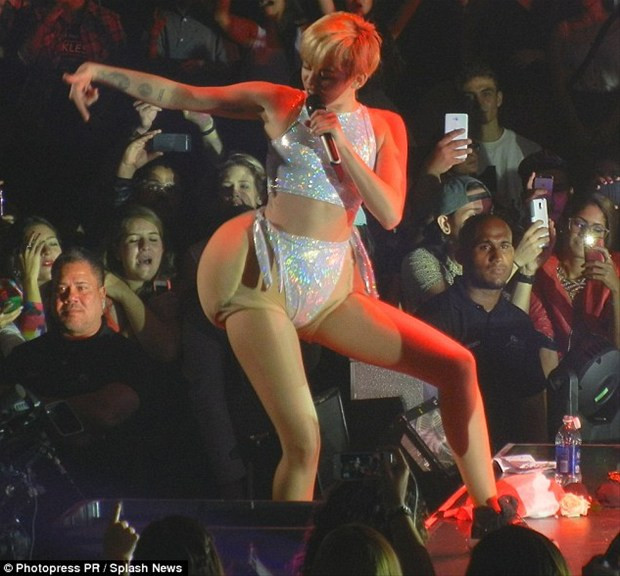 Miley Cyrus iyice kendinden geçti - Sayfa 1