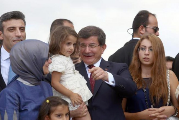 Ahmet Davutoğlu'nun çocuk sevmesi sosyal medyanın dilinde - Sayfa 1