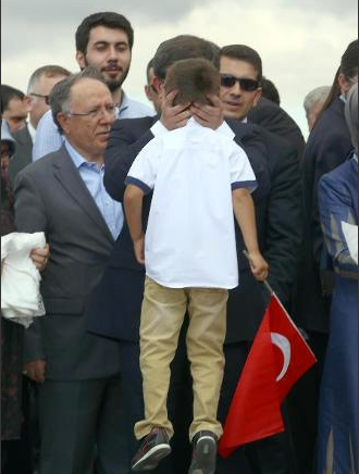 Ahmet Davutoğlu'nun çocuk sevmesi sosyal medyanın dilinde - Sayfa 2