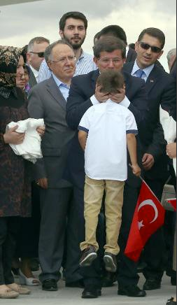 Ahmet Davutoğlu'nun çocuk sevmesi sosyal medyanın dilinde - Sayfa 3