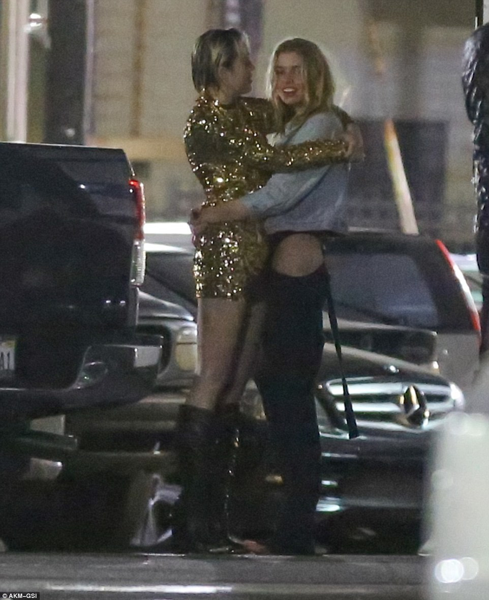 Miley Cyrus kız arkadaşıyla öpüşürken yakalandı - Sayfa 4