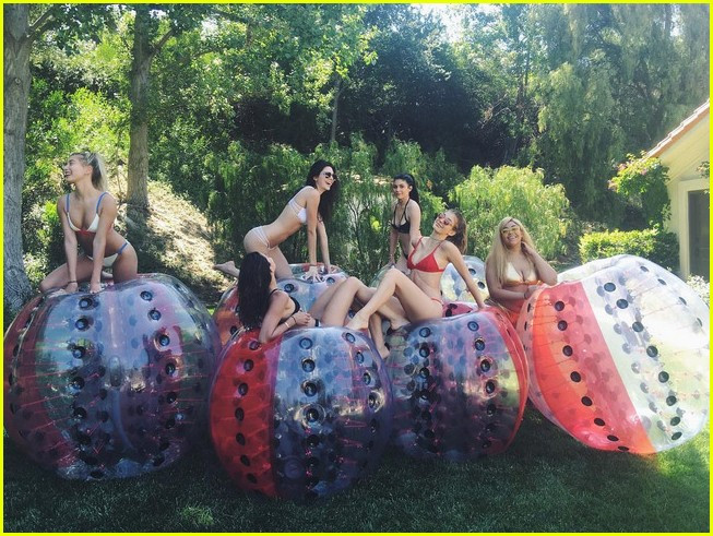 Kylie ve Kendall Jenner’in havuz partisi - Sayfa 4