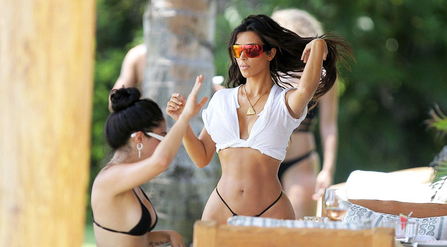 Kim Kardashian’dan cüretkar plaj stili! - Sayfa 2